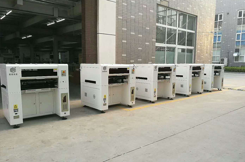 重慶客戶SMT設(shè)備專車送貨，貨到上門安裝調(diào)試
