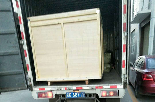 重慶客戶SMT設(shè)備專車送貨，貨到上門安裝調(diào)試