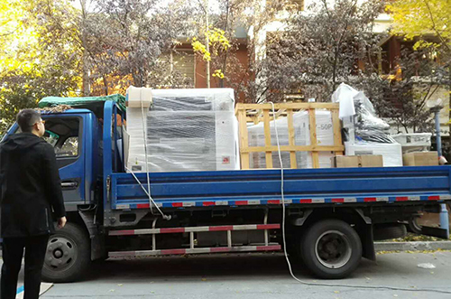 丹陽(yáng)客戶SMT設(shè)備專車送貨，貨到上門(mén)安裝調(diào)試