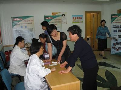 心系女性，關愛家庭 營養健康教育活動順利啟動并開展現場咨詢